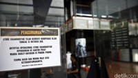 Pengumuman tentang pindahnya markas Mabua masih tertempel.