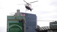 Helikopter menurunkan sejumlah anggota Gegana di atap gedung.