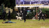 Polisi melakukan penyisiran di area ledakan bom.
