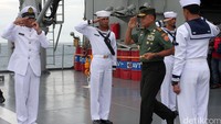 Seminar tersebut digelar di KRI Makassar Perairan Indonesia, Jumat (5/2/2016).