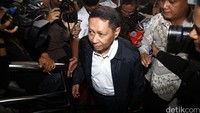 Richard Joost Lino memasuki gedung KPK. Dia tidak memberikan komenter soal pemeriksaanya.