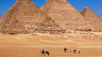Piramida Giza dibangun antara 2550 dan 2490 SM, dan pendaratan Apollo 11 di bulan terjadi pada tahun 1969. Diasumsikan bahwa Cleopatra lahir pada tahun 69 atau 70 SM, sehingga artinya piramida telah ada selama hampir 2.500 tahun ketika dia dilahirkan. Sebaliknya, Cleopatra berjarak 2.038 tahun dengan tahun pendaratan di bulan. Perspektif lain, hewan mamoth masih ada saat piramida dibangun. Foto: Thinkstock