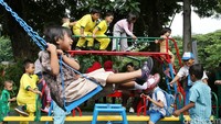 Anak-anak bermain dan belajar di RPTRA Borobudur, Menteng, Jakarta, Jumat (5/2/2016).