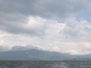 Liburan Salah Musim, Bisa Mati Gaya di Danau Toba