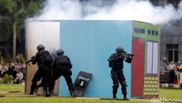 Latihan itu diawali dengan sebuah ledakan di pos polisi lalu lintas.
