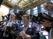 Wall Street Dibayangi Aksi Jual Usai Serangan AS ke Iran