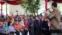 Ekspresi warga dan undangan mendengar guyonan dari Ahok saat memberi sambutan pembukaan RPTRA Menteng.