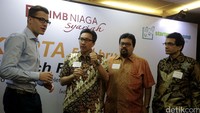 Presiden Direktur Bank CIMB Niaga, Tigor M. Siahaan berbincang dengan Group Head, Group Corporate Development CIMB Group Dato Shahrul Nazri Abdul Rahim, Portofolio Manager Startupbootcamp Tabias Fischer dan Direktur Consumer CIMB Niaga Samir Gupta saat pitstop FastTrack bersama CIMB Niaga di Jakarta.