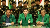 Sekjen PPP hasil Muktamar Jakarta Dimyati Natakusumah (tengah) menggelar jumpa pers di DPP PPP, Jalan Diponegoro, Jakarta, Jumat (5/2/2016).