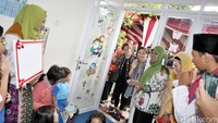 Istri Ahok, Veronica Tan (keempat kanan) menyapa anak-anak di ruang perpustakaan di RPTRA Menteng. 
