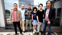 Album itu berisi sebelas lagu yang dinyanyikan oleh sebelas orang penyanyi.