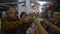 Warga Tionghoa bersama elemen masyarakat lain dengan harmonis makan bersama. Ada sajian khas Imlek seperti dimsum dan ayam pesak (Angling/detikTravel)