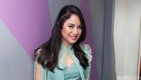 Chacha tampil kenakan kebaya modern biru muda dipadu kain bernuansa pastel dan heels emas. Pool/Ismail/detikFoto.