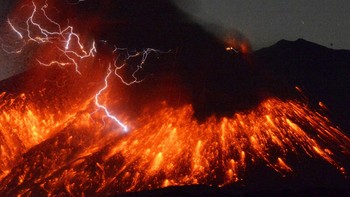 3. Jepang: Gunung Sakurajima di Jepang adalah salah satu gunung berapi paling aktif di dunia, dengan erupsi telah terjadi selama ratusan tahun sampai saat ini. Belum lagi gunung berapi lain di daratan Jepang. Foto: REUTERS/Kyodo