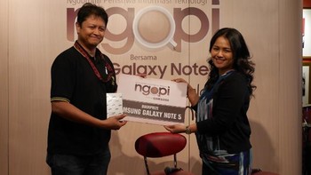 Pemenang Samsung Galaxy Note 5, yang diserahkan langsung oleh IT & Mobile Marketing Director Samsung Indonesia Vebbyna Kaunang.  Foto: detikINET/Anggoro Suryo Jati