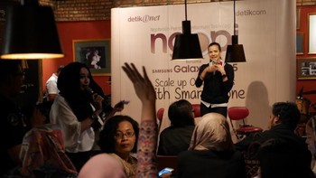 Setelah pengumuman pemenang gadget Samsung, Alice Norin berbagi voucher dengan memberikan pertanyaan kepada para peserta. Foto: detikINET/Anggoro Suryo Jati