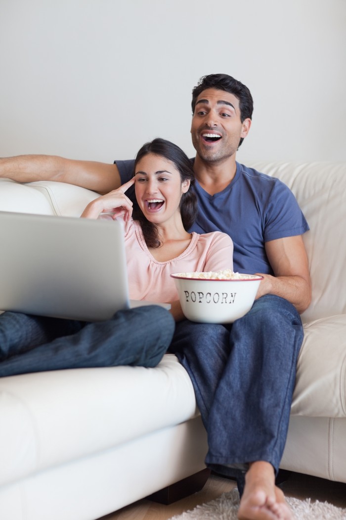 pasangan kekasih nonton film