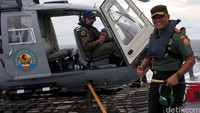 Panglima datang ke KRI Makassar menggunakan Helikopter.