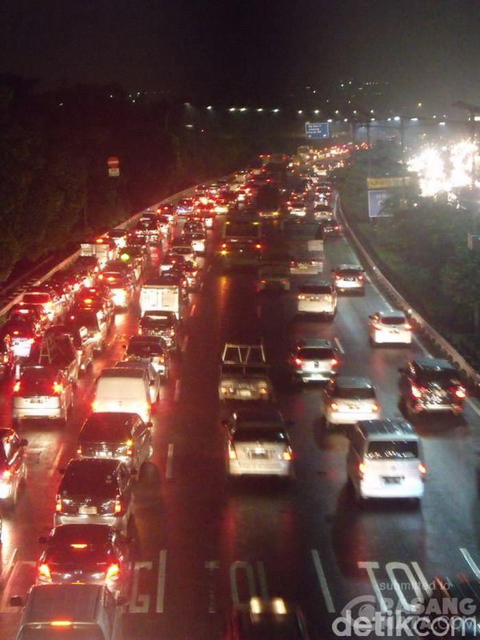 Exit Tol Cibubur Padat Malam Ini Imbas Kegiatan Jambore Nasional