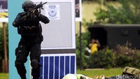 Sejumlah anggota Gegana bersenjata lengkap mendatangi lokasi ledakan.