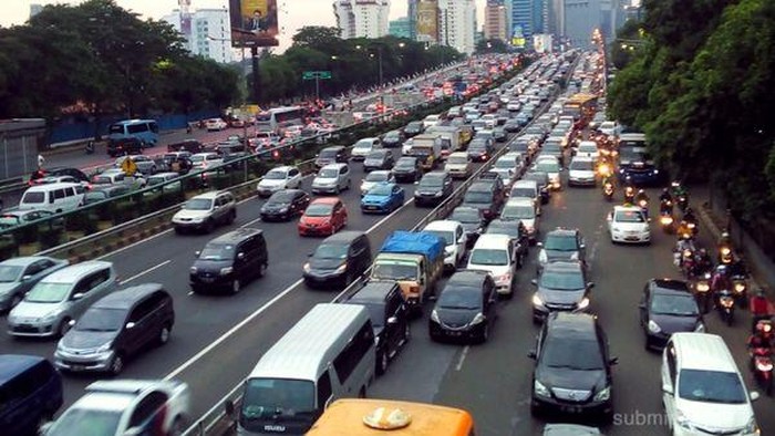 Tol Menuju Bandara Soetta Macet Parah
