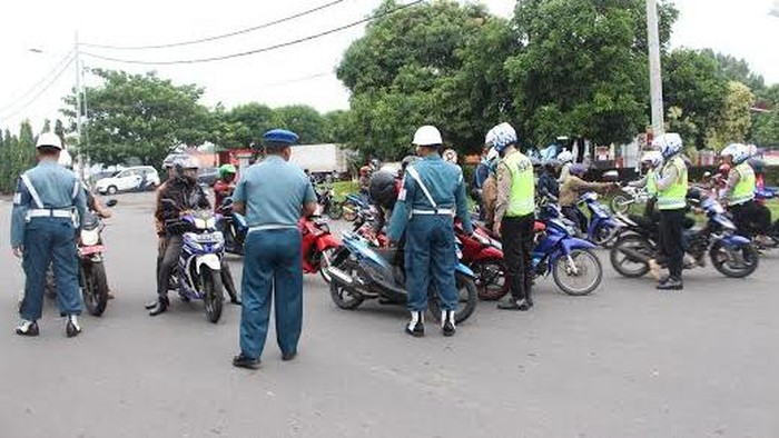 Jelang Libur Panjang Imlek Petugas Gabungan Razia Kendaraan