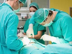 Dokter Keluarkan Uang Senilai Rp 6,1 Juta dari Perut Seorang Pria