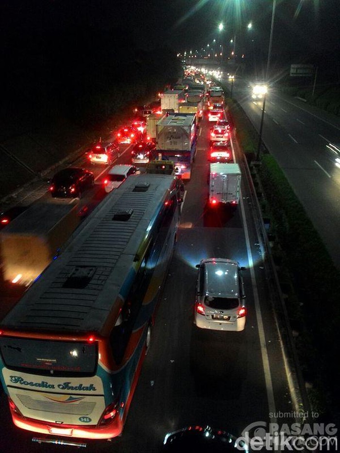 Didominasi Truk, Lalin Tol di Jakarta Macet Parah Jelang Libur Panjang
