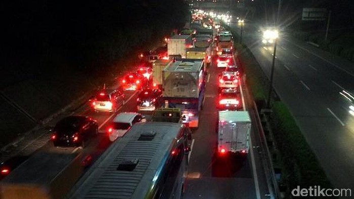 Ada Pohon Tumbang di Tol JORR Arah BSD, Lalin Macet 14 Km