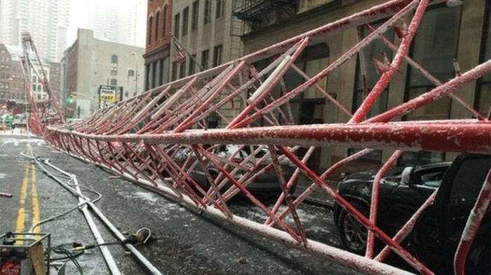 Crane Ambruk di New York AS, 1 Orang Dipastikan Tewas