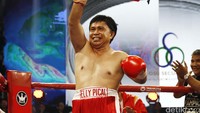Setelah pertandingan, Elly mendapat penghargaan berupa sabuk tinju yang diserahkan anggota DPR, Ruhut Stompul.