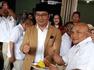 Senyum Ridwan Kamil di Pesta Ultah Gerindra