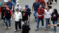 Beberapa WNA ikut aksi longmarch dari Patung Kuda menuju Istana Negara.