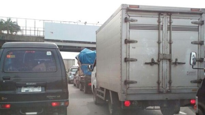 Kemacetan Tol Cikampek Memanjang, Pondok Gede-Bekasi Barat Padat Merayap