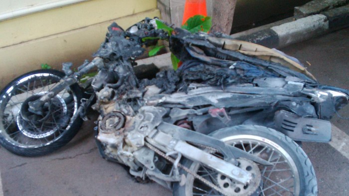 Remuk, Begini Kondisi Motor yang Ditabrak Mercy di Kuningan