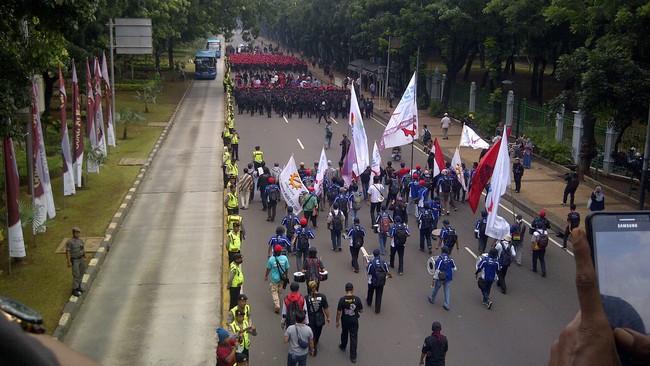 Buruh Janji Nggak Demo, Faisal Basri Kritik Penanganan Corona