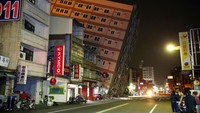 Sebuah gedung berlantai 7 juga ambruk. Stringer/Reuters/detikFoto.