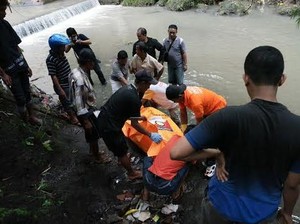 Mayat Perempuan Muda Ditemukan Mengambang di Sungai Bawah Jembatan