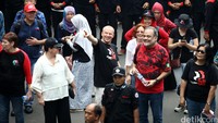 Beberapa WNA perwakilan organisasi buruh internasional ikut aksi demo memperingati HUT ke-17 Federasi Serikat Pekerja Metal Indonesia (FSPMI), Sabtu (6/2/2016).