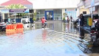 Lokasi ujian SIM di Sidoarjo kebanjiran, proses ujian pun dihentikan.