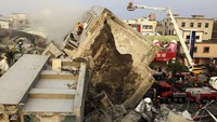 Alat berat dikerahkan untuk mencari korban yang terjebak di reruntuhan bangunan. Pichi Chuang/Reuters/detikFoto.