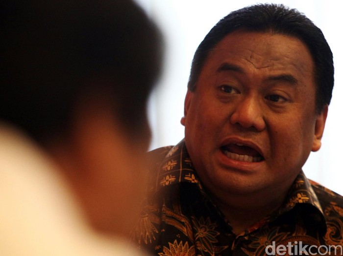 Bos PT Panasonic Gobel Indonesia Rachmat Gobel, Ketua KPPU Syarkawi Rauf, anggota DPR Muh Sarmuji, Direktur Penyelesaian Perselisihan Kementerian Ketenagakerjaan Sahat Sinurat, dan chan Loulembah menjadi pembicara dalam diskusi yang membaha 