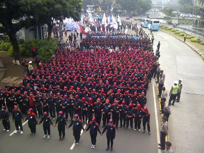 Buruh Bergandengan Tangan Longmarch ke Istana