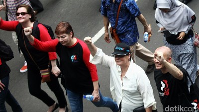 Bule Ikut Demo Buruh di Istana
