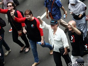 Saat Bule-bule Ikut Demo Buruh di Istana