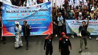 Buruh berdemo dalam rangka HUT-17 FSPMI.