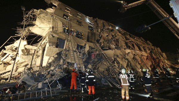 Gempa 6,4 SR Robohkan Gedung di Taiwan