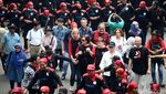Bule Ikut Demo Buruh di Istana