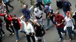 Bule Ikut Demo Buruh di Istana