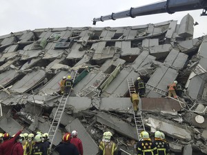 Apartemen Roboh Akibat Gempa, Warga Taiwan Berjuang Selamatkan Diri